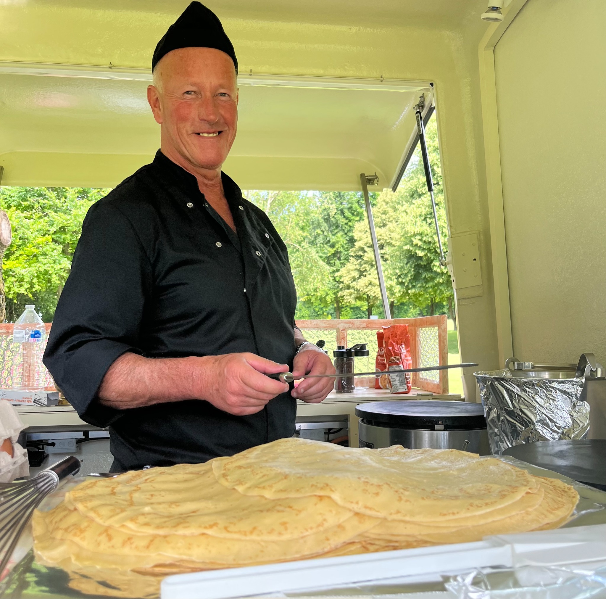 Dan en pleine préparation des crêpes